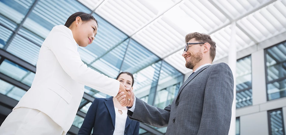 Компании в России договорились не повышать зарплаты. Как они действуют